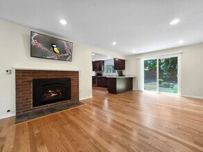 12017 NE 66th St in Kirkland, WA - Building Photo - Building Photo