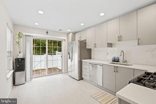 204 Camelot Ct in Princeton, NJ - Building Photo