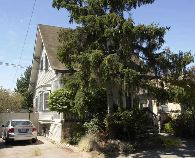 2235 E 32nd St in Oakland, CA - Foto de edificio - Building Photo