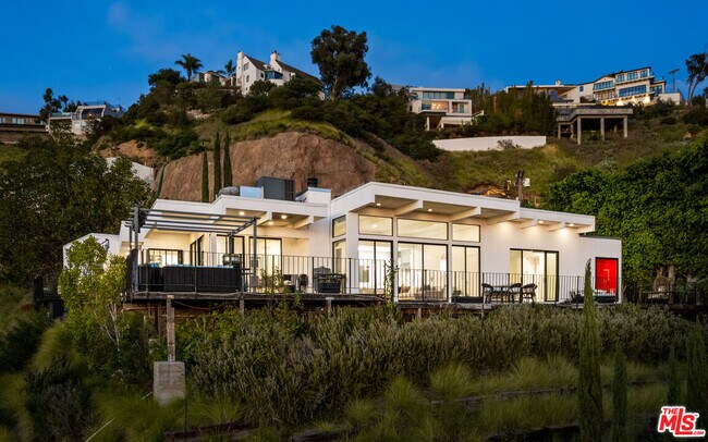 2001 Sunset Plaza Dr in Los Angeles, CA - Building Photo - Building Photo