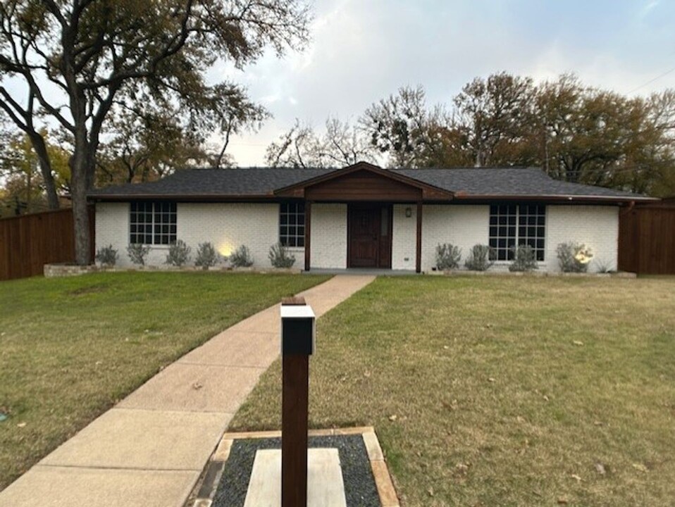 302 Dunaway Dr in Euless, TX - Building Photo