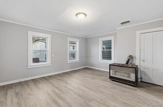 255 Rodman St, Unit Apt 3 in Fall River, MA - Foto de edificio - Building Photo