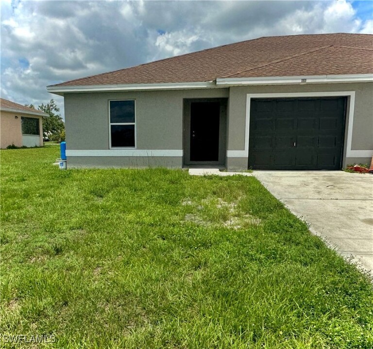 406 Petite Ave in Lehigh Acres, FL - Building Photo