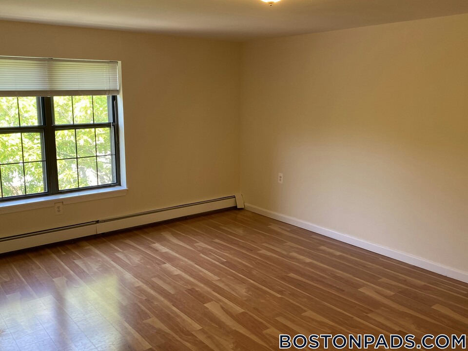 757 Highland Ave in Needham, MA - Building Photo