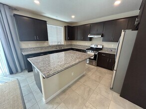 1118 Greenbrier Dr in Hanford, CA - Building Photo - Building Photo