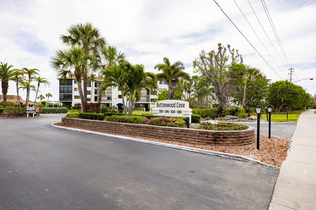 Buttonwood Cove in Longboat Key, FL - Building Photo - Building Photo