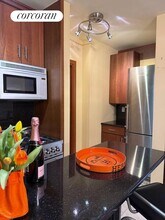 325 E 77th St in New York, NY - Building Photo - Building Photo
