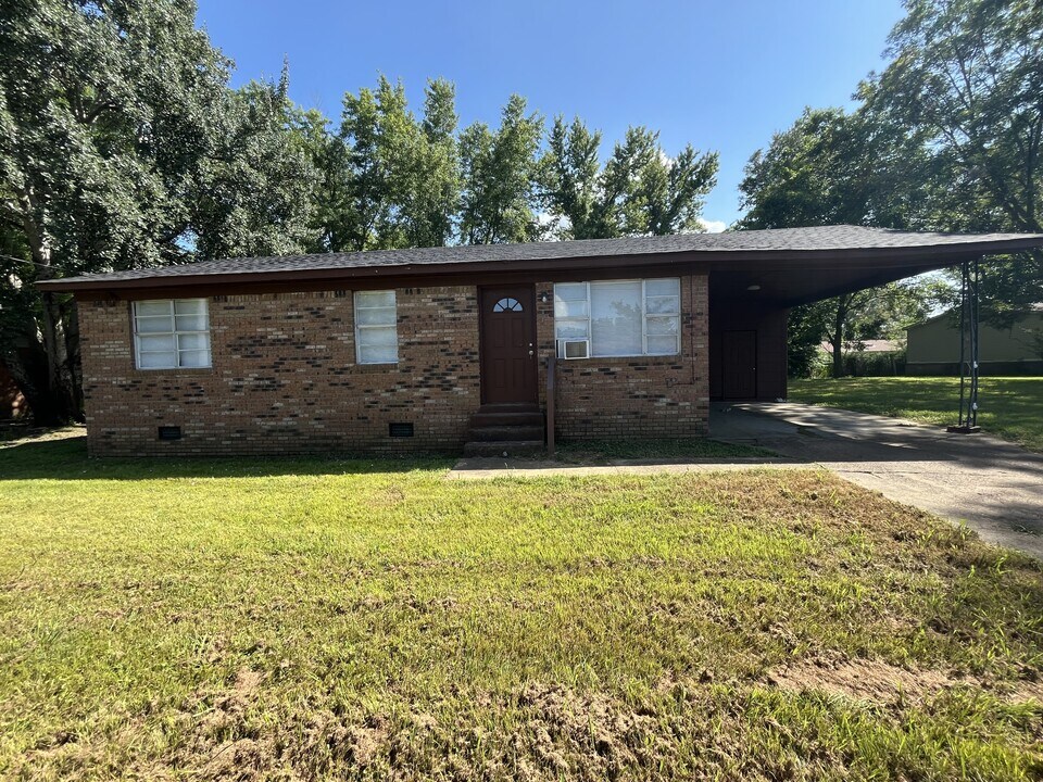 1217 Forrest Mann Cir in Brownsville, TN - Building Photo
