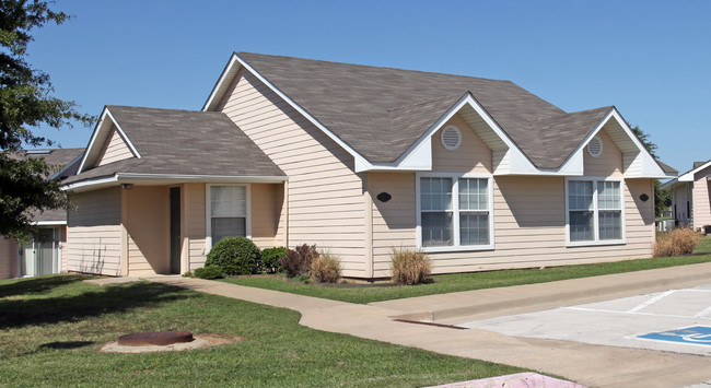 Crestview Senior Duplexes in Tulsa, OK - Foto de edificio - Building Photo