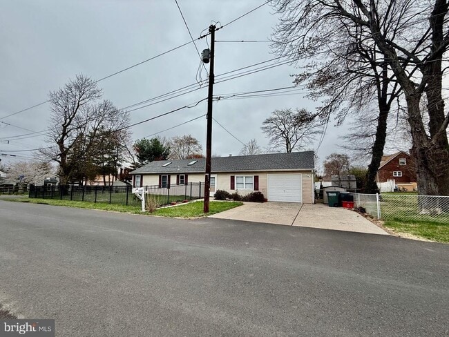 property at 1722 Oak Rd