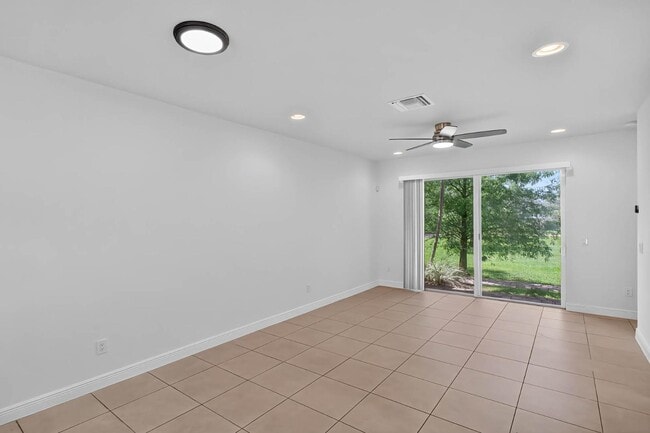 8815 NW 76th Dr in Tamarac, FL - Building Photo - Building Photo