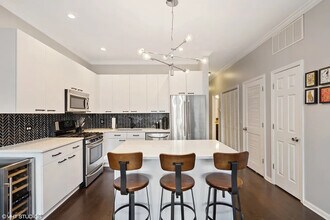 2117 W Rice St, Unit 3E in Chicago, IL - Foto de edificio - Building Photo