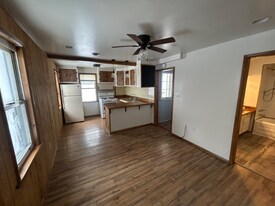 102 S Main St in Harrisville, PA - Building Photo