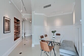 300 S Australian Ave, Unit 818 in West Palm Beach, FL - Foto de edificio - Building Photo