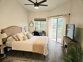 631 Oak Run Trl, Unit 310 in Oak Park, CA - Building Photo - Building Photo