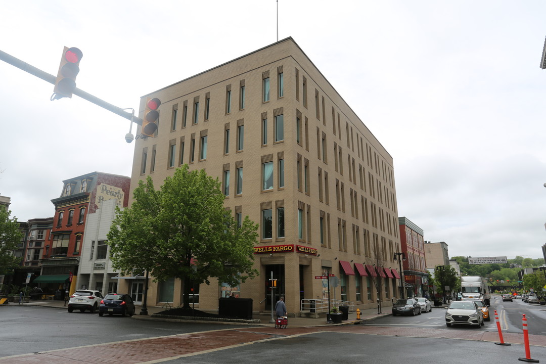 16 Centre Sq in Easton, PA - Building Photo