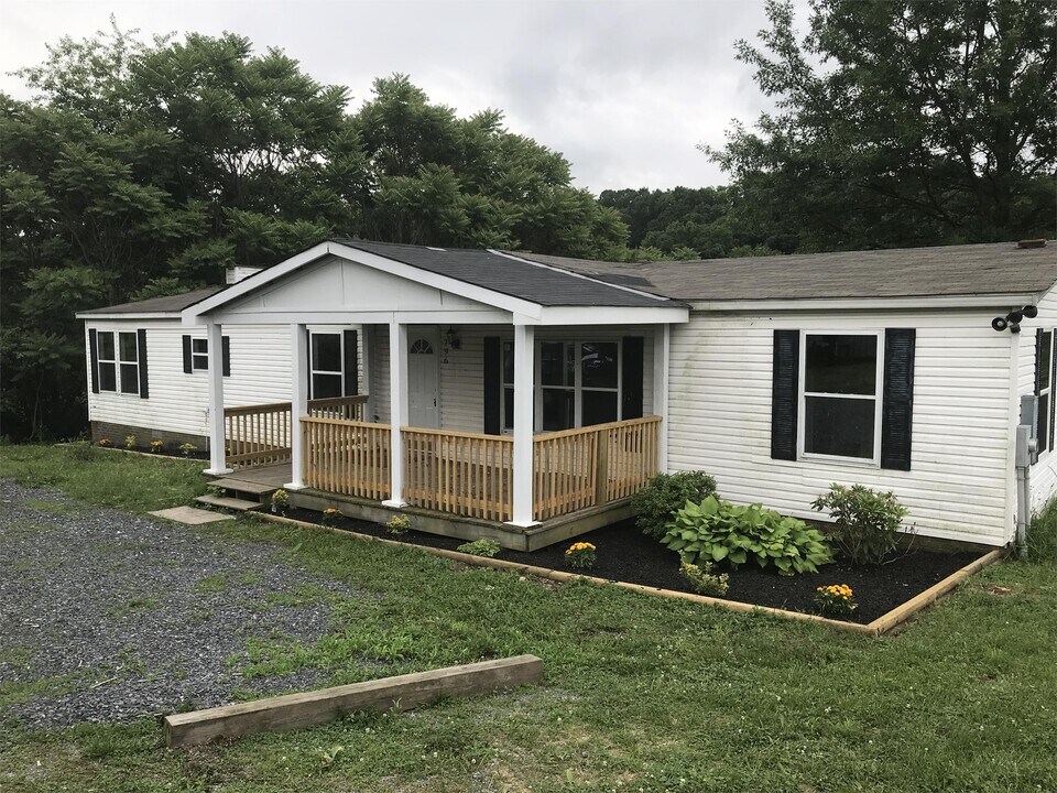 796 Co Rte 12/1 in Martinsburg, WV - Building Photo