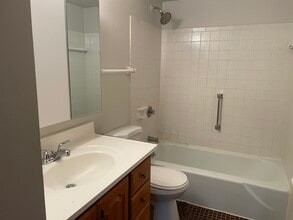 4244 S 51st St, Unit 201 in Milwaukee, WI - Building Photo - Building Photo