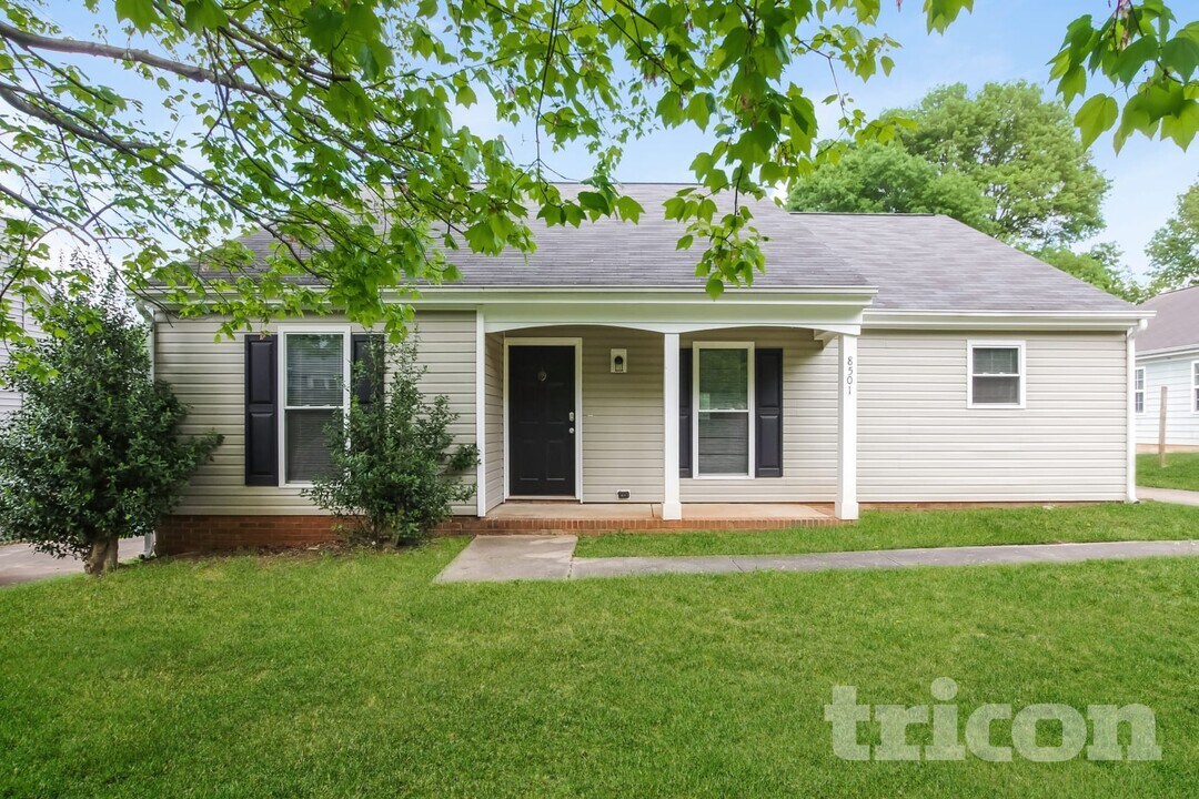 8501 Milton Morris Dr in Charlotte, NC - Building Photo