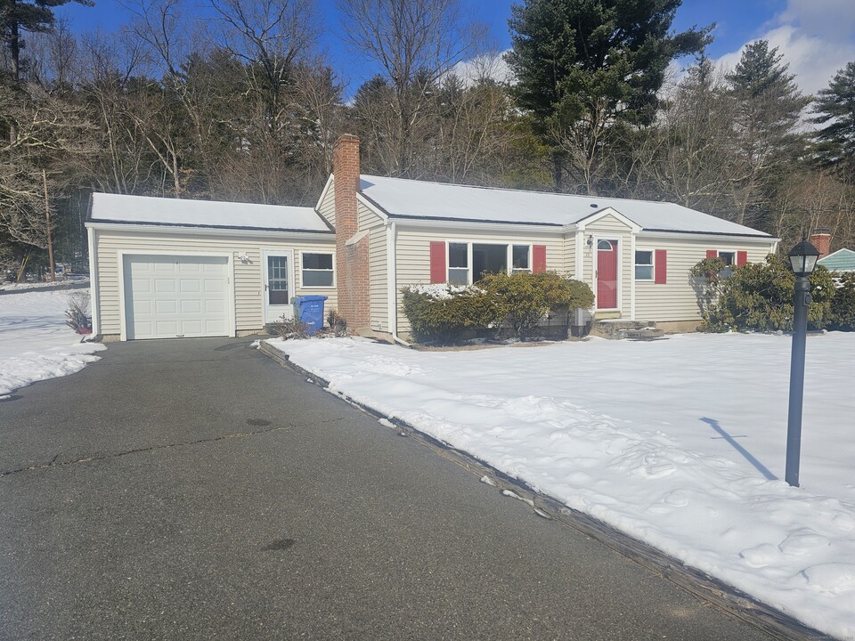 19 Sunrise Terrace in Simsbury, CT - Building Photo