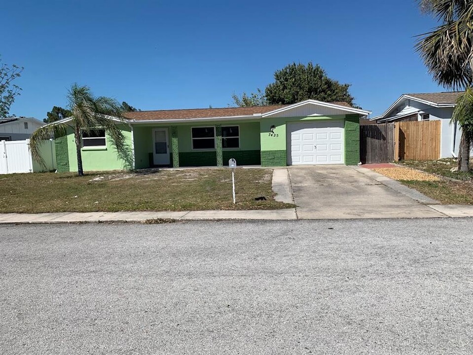 7425 Abalone Dr in Port Richey, FL - Building Photo