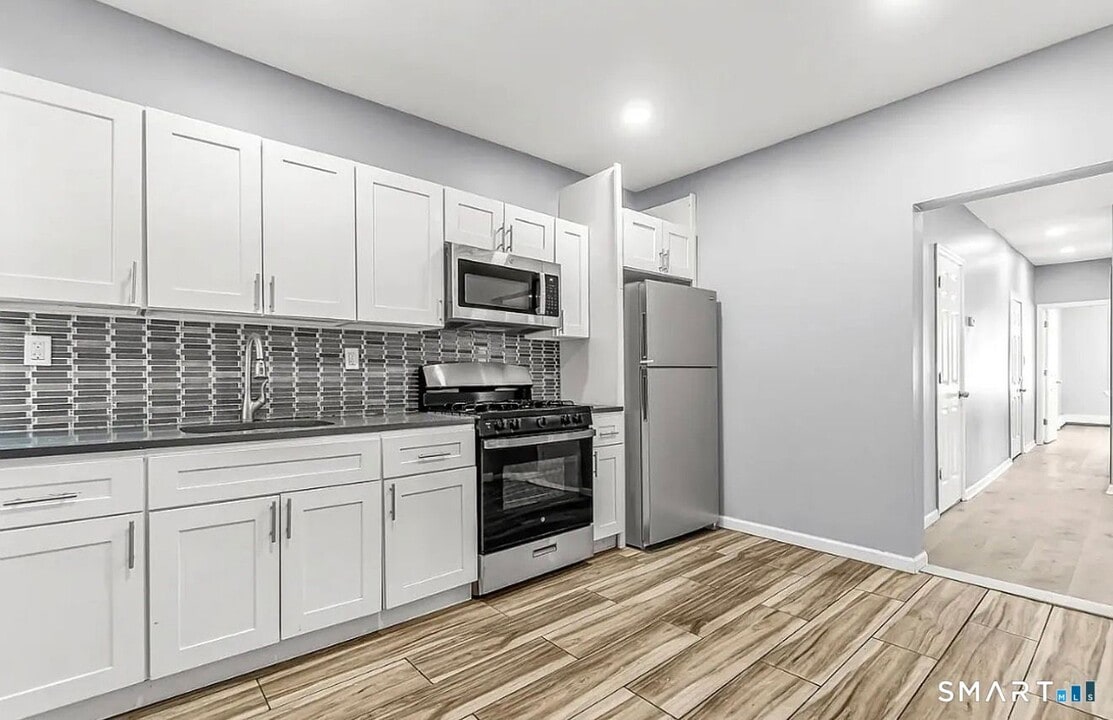 1220 Pembroke St in Bridgeport, CT - Building Photo