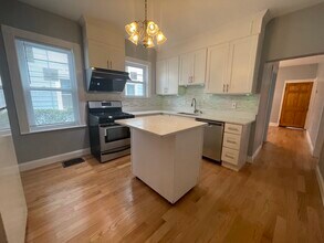 24 Litchfield St, Unit 2 in Boston, MA - Foto de edificio - Building Photo