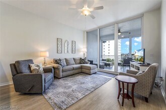 470 Launch Cir in Naples, FL - Foto de edificio - Building Photo