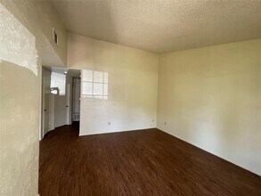 7902 Brodie Ln in Austin, TX - Building Photo - Building Photo