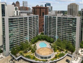 44 Peachtree Pl NW in Atlanta, GA - Foto de edificio - Building Photo