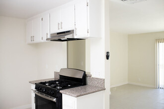 Mountain View Apartments in Sylmar, CA - Building Photo - Building Photo