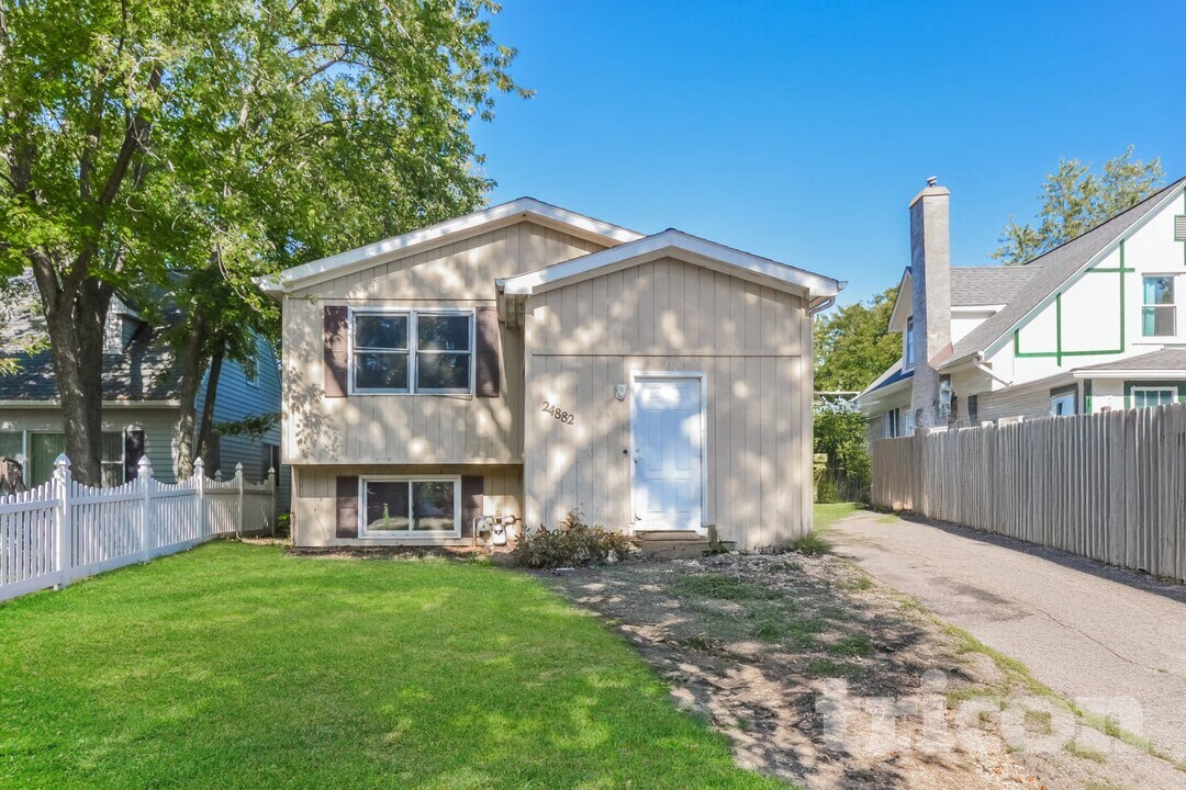 24882 W Forest Dr in Lake Villa, IL - Foto de edificio