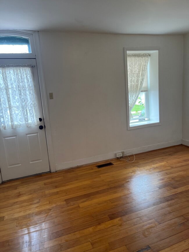 53 E Wood St in Norristown, PA - Foto de edificio - Building Photo