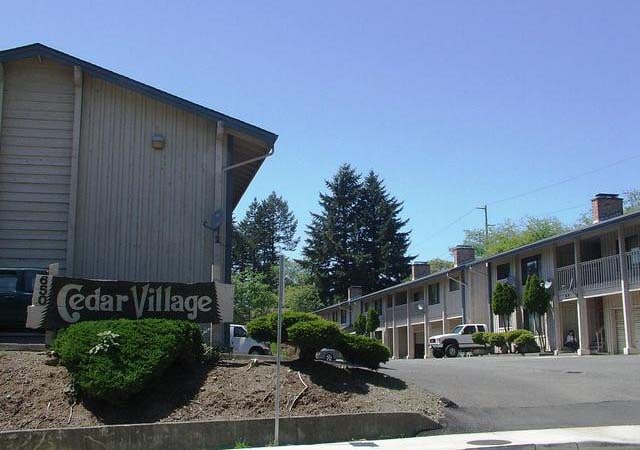 Cedar Village in Brookings, OR - Foto de edificio