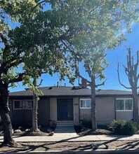 3814 S Bronson Ave in Los Angeles, CA - Building Photo - Interior Photo