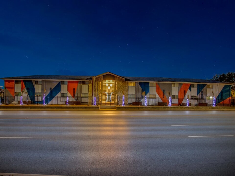 UTA Apartments in Arlington, TX - Foto de edificio