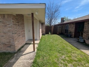 2410 Cordoba Dr, Unit A in Carrollton, TX - Foto de edificio - Building Photo