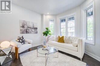 77 Diamond Jubilee Dr in Markham, ON - Building Photo - Building Photo