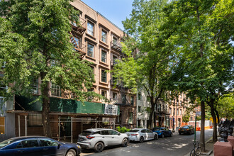 45 Perry St in New York, NY - Building Photo - Building Photo