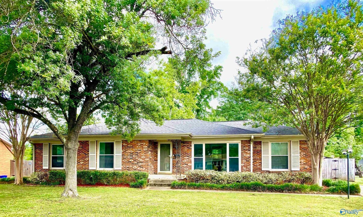 304 Drake Ave SW in Huntsville, AL - Building Photo