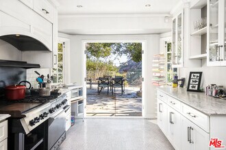 2200 Outpost Dr in Los Angeles, CA - Building Photo - Building Photo