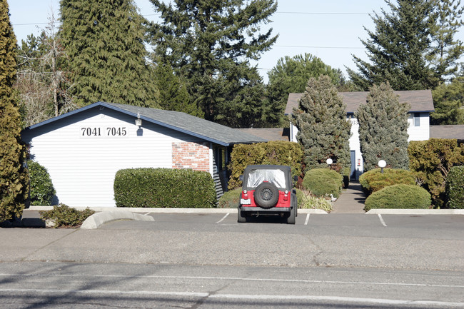 7025-7045 SW Garden Home Rd in Portland, OR - Building Photo - Building Photo