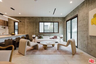 2855 S Sycamore Ave in Los Angeles, CA - Foto de edificio - Building Photo