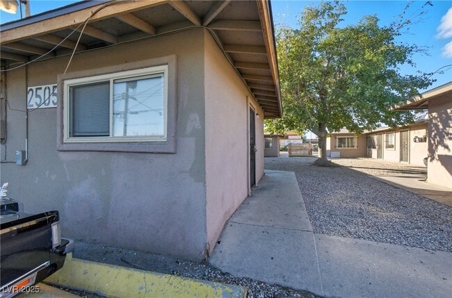 2505 Cedar Ave in Las Vegas, NV - Foto de edificio - Building Photo