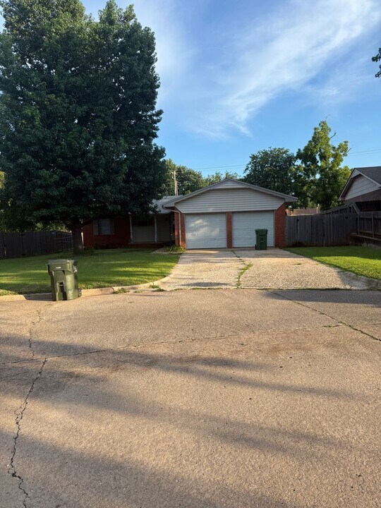 212 E Willow Pl in Yukon, OK - Building Photo