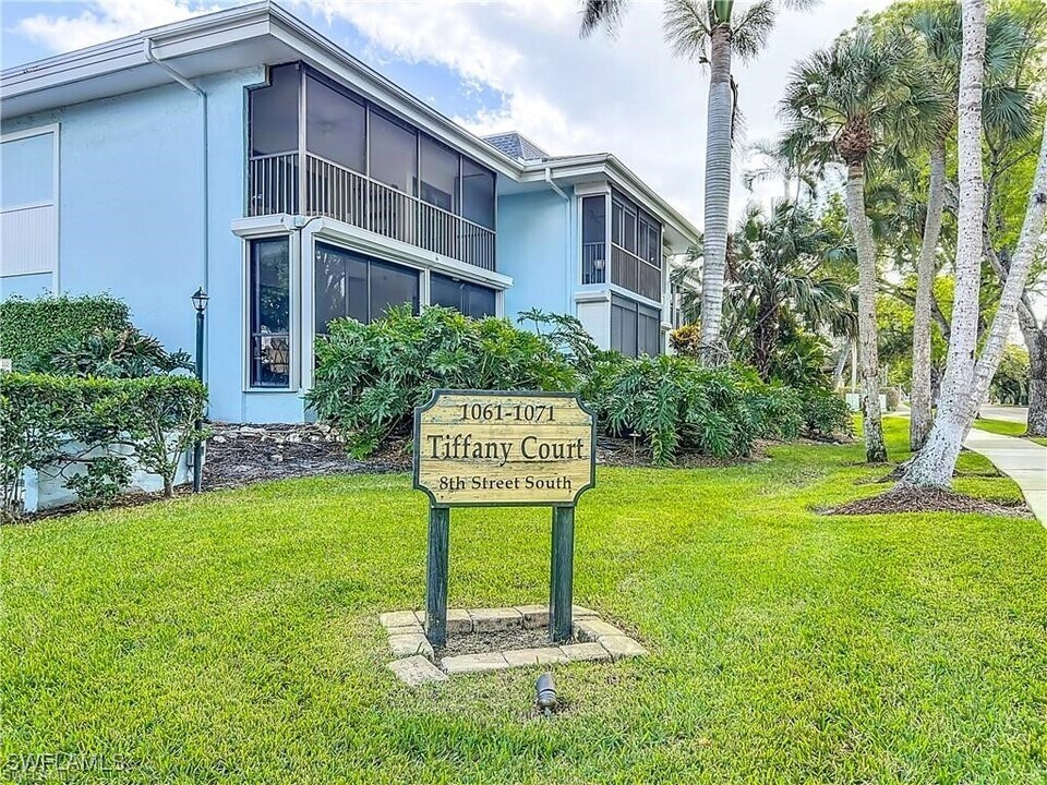 1071 8th St S in Naples, FL - Building Photo