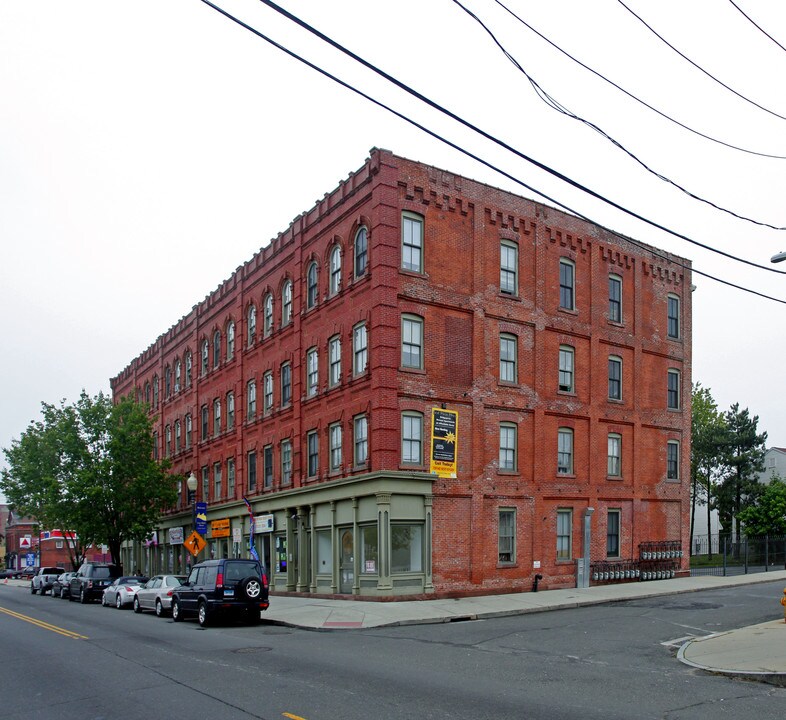 East Main Mews in Bridgeport, CT - Foto de edificio