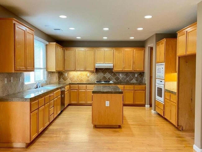 2827 Canwick Ln in Brentwood, CA - Building Photo - Building Photo