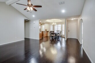 142 N Utica Ave in Lubbock, TX - Foto de edificio - Building Photo