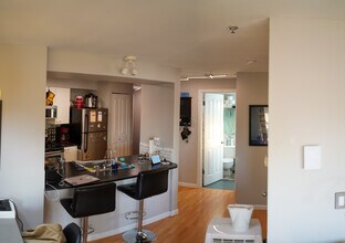 530 Melrose Ave E, Unit 403 in Seattle, WA - Foto de edificio - Building Photo